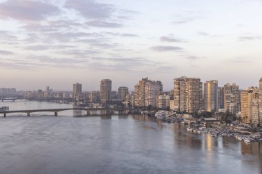Kahire, Mısır, 20 Mar 2024: Nil nehrinin yüksek bir noktasından Kahire şehri manzarası