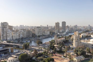 Kahire, Mısır, 20 Mar 2024: Nil nehrinin yüksek bir noktasından Kahire şehri manzarası