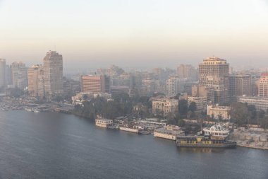 Kahire, Mısır, 20 Mar 2024: Nil nehrinin yüksek bir noktasından Kahire şehri manzarası