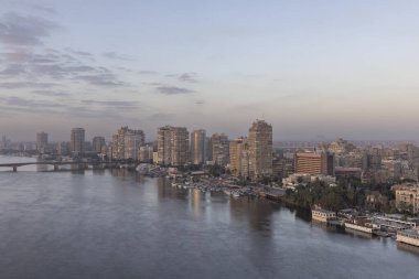Kahire, Mısır, 20 Mar 2024: Nil nehrinin yüksek bir noktasından Kahire şehri manzarası
