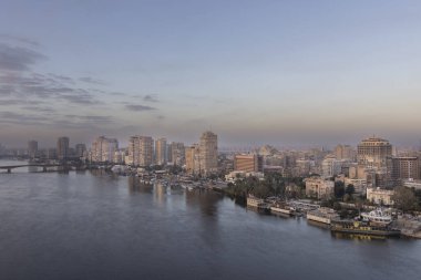 Kahire, Mısır, 20 Mar 2024: Nil nehrinin yüksek bir noktasından Kahire şehri manzarası