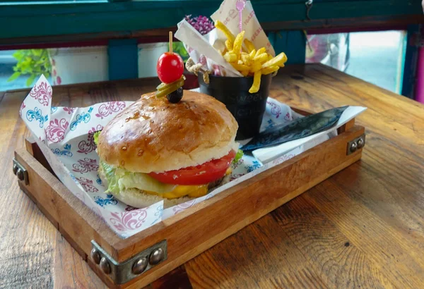 Velký Chutný Cheeseburger Masem Zeleninou Jako Salát Cibule Hranolky Stole — Stock fotografie