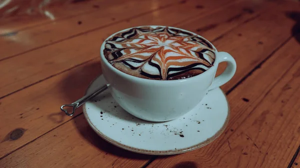 Deliziosa Tazza Cappuccino Caldo Sul Tavolo Legno Con Sfondo Caffè — Foto Stock