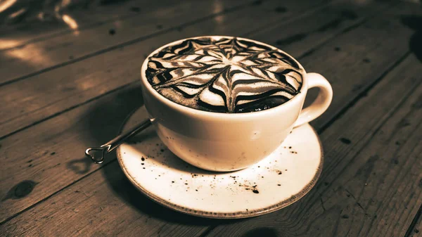 Uma Xícara Cappuccino Com Belo Padrão Arte Latte Uma Mesa — Fotografia de Stock