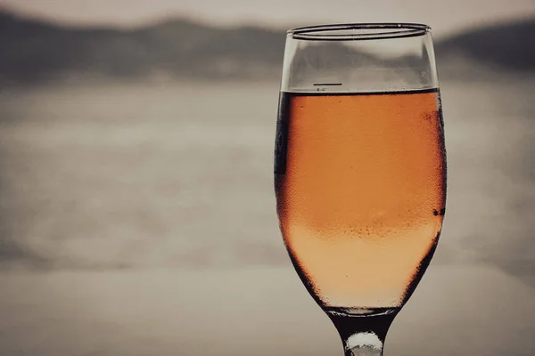 Bicchiere Champagne Freddo Davanti Una Vista Sfocata Sul Mare Sulle — Foto Stock