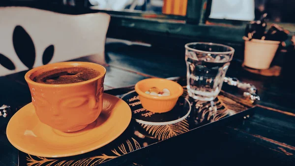 Uma Xícara Café Turco Servido Uma Bandeja Uma Mesa Madeira — Fotografia de Stock