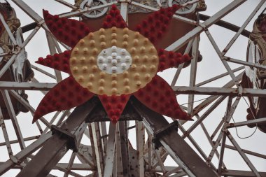 Eski, paslı, paslı bir dönme dolaba mavi gökyüzüne çok yakın. Terk edilmiş dönme dolabın ayrıntılı görüntüsü.