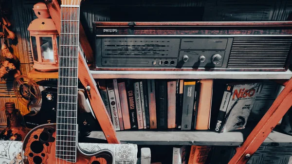 Livros Nas Prateleiras Velho Rádio Philips Uma Guitarra Clássica Frente — Fotografia de Stock