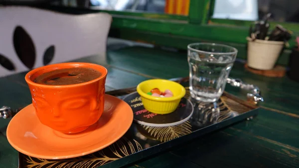 緑の木のテーブルの上のトレイで提供されるトルコのコーヒーカップ 小さなセラミックプレートで水とトルコの喜びのガラス — ストック写真