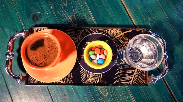 Een Kopje Turkse Koffie Geserveerd Een Dienblad Een Groene Houten — Stockfoto