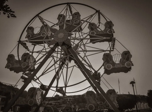 Großaufnahme Eines Verlassenen Rostigen Riesenrads Aus Metall Vor Blauem Himmel — Stockfoto