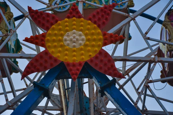 Muito Perto Velho Abandonado Ferris Metal Enferrujado Roda Contra Céu — Fotografia de Stock