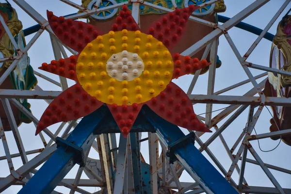 Muito Perto Velho Abandonado Ferris Metal Enferrujado Roda Contra Céu — Fotografia de Stock