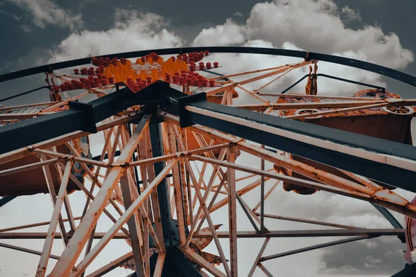 Feche Acima Velho Abandonado Ferris Metal Enferrujado Roda Contra Céu — Fotografia de Stock