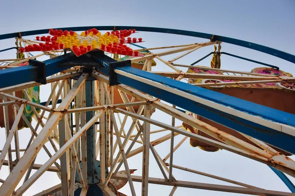 Feche Acima Velho Abandonado Ferris Metal Enferrujado Roda Contra Céu — Fotografia de Stock