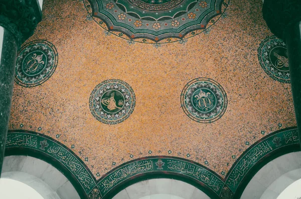 Sultanahmet 'teki Alman Çeşmesi' nin gizli detayları. Almanya 'da 1900 yılında inşa edilen ve İstanbul' da bir araya getirilen çalışma, Alman İmparatoru 'nun İstanbul ziyareti anısına yapıldı.