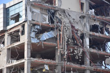 Evin yıkılmış duvarları, çıkıntılı tesisatlar, eski binanın yıkımı. Yıkılan bina, yıkım, deprem, bomba, terörist saldırı konsepti olarak kullanılabilir..