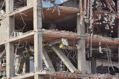 Yeni mimariye yer açmak için eski bina yıkılıyor. İnşaat Yıkım Alanı. Yıkılan bina, yıkım, deprem, bomba, terörist saldırı veya doğal afet olarak kullanılabilir.