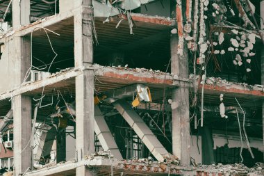 Yeni mimariye yer açmak için eski bina yıkılıyor. İnşaat Yıkım Alanı. Yıkılan bina, yıkım, deprem, bomba, terörist saldırı veya doğal afet olarak kullanılabilir.