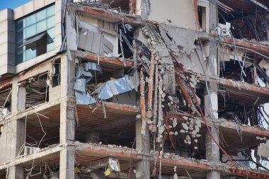 Yeni mimariye yer açmak için eski bina yıkılıyor. İnşaat Yıkım Alanı. Yıkılan bina, yıkım, deprem, bomba, terörist saldırı veya doğal afet olarak kullanılabilir.