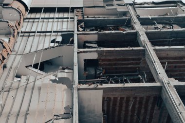 Evin yıkılmış duvarları, çıkıntılı tesisatlar, eski binanın yıkımı. Yıkılan bina, yıkım, deprem, bomba, terörist saldırı konsepti olarak kullanılabilir..
