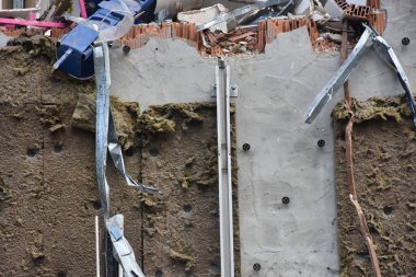 Evin yıkılmış duvarları, çıkıntılı tesisatlar, eski binanın yıkımı. Yıkılan bina, yıkım, deprem, bomba, terörist saldırı konsepti olarak kullanılabilir..