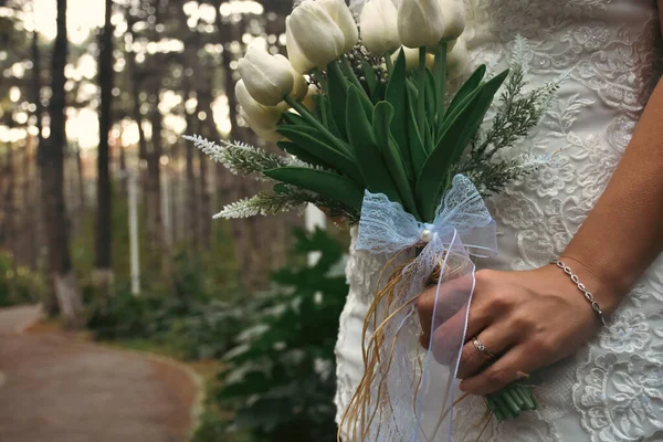 Noiva Segurando Branco Elegante Moderno Buquê Casamento Outono Conceito Outono — Fotografia de Stock