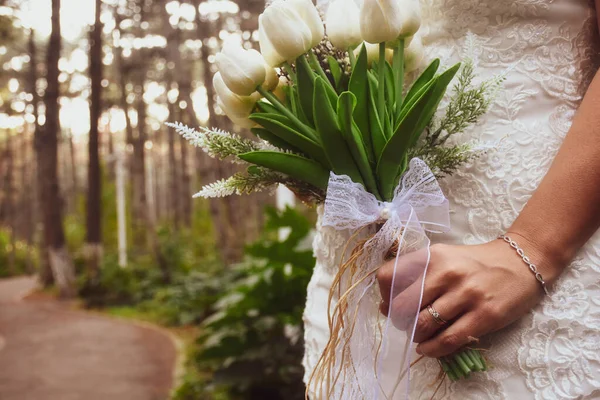 Noiva Segurando Branco Elegante Moderno Buquê Casamento Outono Conceito Outono — Fotografia de Stock