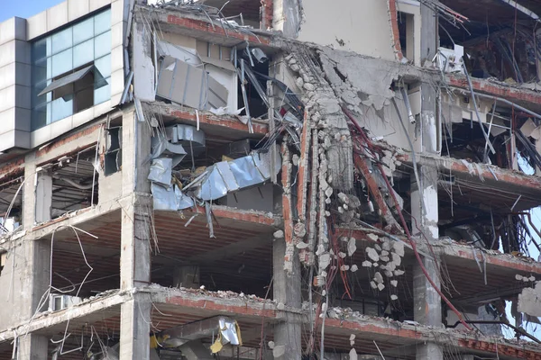 Paredes Destruídas Casa Com Acessórios Salientes Demolição Antigo Edifício Edifício — Fotografia de Stock