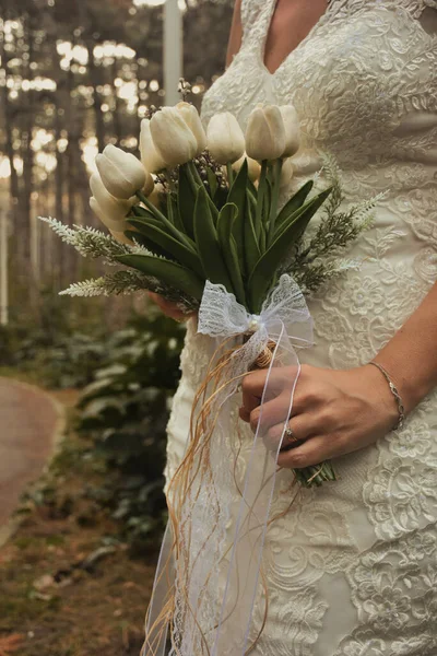 Bride Holding White Elegant Modern Autumn Wedding Bouquet Concept Lifestyle — Stock Photo, Image