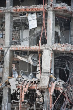 Yeni mimariye yer açmak için eski bina yıkılıyor. İnşaat Yıkım Alanı. Yıkılan bina, yıkım, deprem, bomba, terörist saldırı veya doğal afet olarak kullanılabilir.