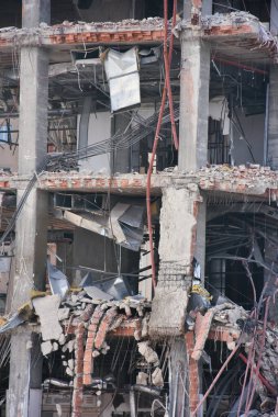 Yeni mimariye yer açmak için eski bina yıkılıyor. İnşaat Yıkım Alanı. Yıkılan bina, yıkım, deprem, bomba, terörist saldırı veya doğal afet olarak kullanılabilir.