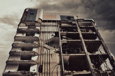 Yeni mimariye yer açmak için eski bina yıkılıyor. İnşaat Yıkım Alanı. Yıkılan bina, yıkım, deprem, bomba, terörist saldırı veya doğal afet olarak kullanılabilir.