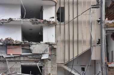 Yeni mimariye yer açmak için eski bina yıkılıyor. İnşaat Yıkım Alanı. Yıkılan bina, yıkım, deprem, bomba, terörist saldırı veya doğal afet olarak kullanılabilir.