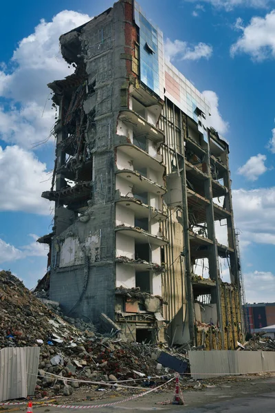 Yeni mimariye yer açmak için eski bina yıkılıyor. İnşaat Yıkım Alanı. Yıkılan bina, yıkım, deprem, bomba, terörist saldırı veya doğal afet olarak kullanılabilir.