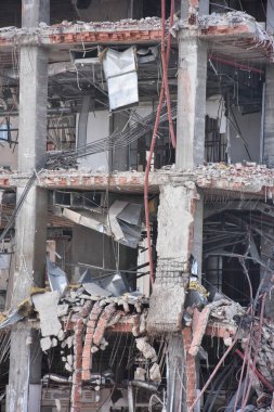 Yeni mimariye yer açmak için eski bina yıkılıyor. İnşaat Yıkım Alanı. Yıkılan bina, yıkım, deprem, bomba, terörist saldırı veya doğal afet olarak kullanılabilir.