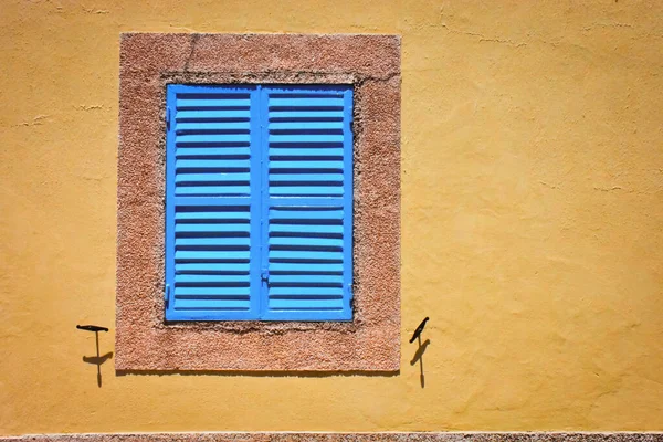 Παλιό Παράθυρο Μπλε Παντζούρια Έναν Λευκό Τοίχο Βίντατζ Φόντο Υφή — Φωτογραφία Αρχείου