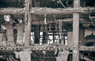 Yeni mimariye yer açmak için eski bina yıkılıyor. İnşaat Yıkım Alanı. Yıkılan bina, yıkım, deprem, bomba, terörist saldırı veya doğal afet olarak kullanılabilir.