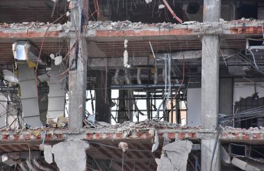 Yeni mimariye yer açmak için eski bina yıkılıyor. İnşaat Yıkım Alanı. Yıkılan bina, yıkım, deprem, bomba, terörist saldırı veya doğal afet olarak kullanılabilir.