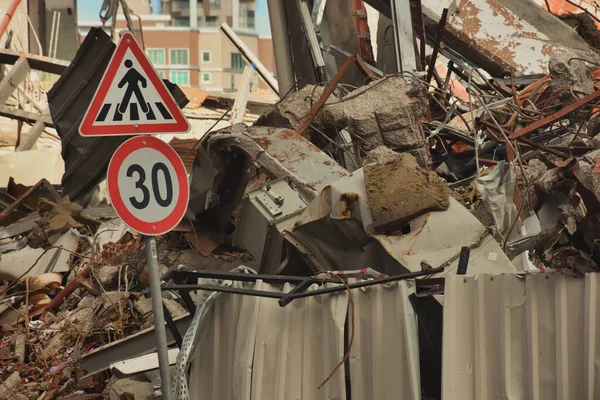 Escombros Demolição Postes Sinalização Tráfego Deformado Com Tijolo Concreto Vergalhões — Fotografia de Stock