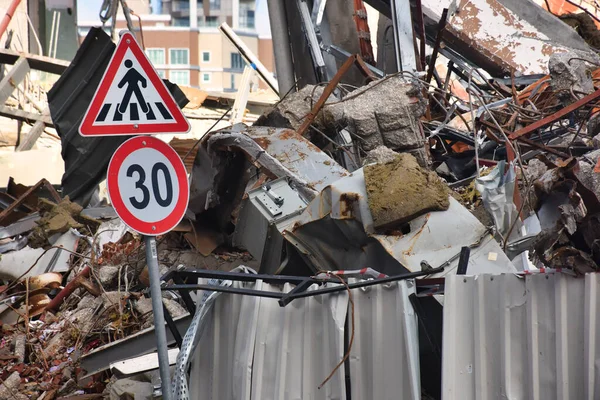 Önünde Tuğla Beton Karışık Demiri Olan Yıkım Çarpık Trafik Işaretleri — Stok fotoğraf