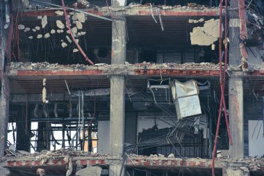 Yeni mimariye yer açmak için eski bina yıkılıyor. İnşaat Yıkım Alanı. Yıkılan bina, yıkım, deprem, bomba, terörist saldırı veya doğal afet olarak kullanılabilir.