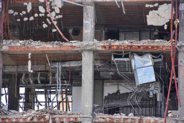 Yeni mimariye yer açmak için eski bina yıkılıyor. İnşaat Yıkım Alanı. Yıkılan bina, yıkım, deprem, bomba, terörist saldırı veya doğal afet olarak kullanılabilir.