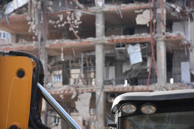 Yeni mimariye yer açmak için eski bina yıkılıyor. İnşaat Yıkım Alanı. Yıkılan bina, yıkım, deprem, bomba, terörist saldırı veya doğal afet olarak kullanılabilir.