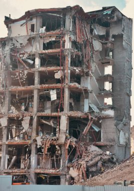 Yeni mimariye yer açmak için eski bina yıkılıyor. İnşaat Yıkım Alanı. Yıkılan bina, yıkım, deprem, bomba, terörist saldırı veya doğal afet olarak kullanılabilir.