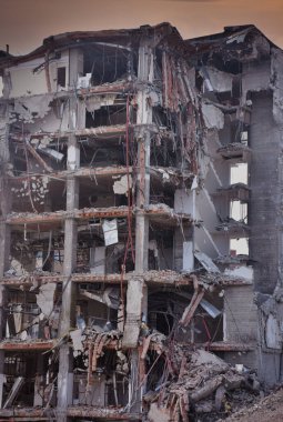 Yeni mimariye yer açmak için eski bina yıkılıyor. İnşaat Yıkım Alanı. Yıkılan bina, yıkım, deprem, bomba, terörist saldırı veya doğal afet olarak kullanılabilir.