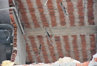 Tuğla oda duvarları ve tavan manzarası elektrik, su ve havalandırma tesisleriyle yıkılan binanın görüntüsü