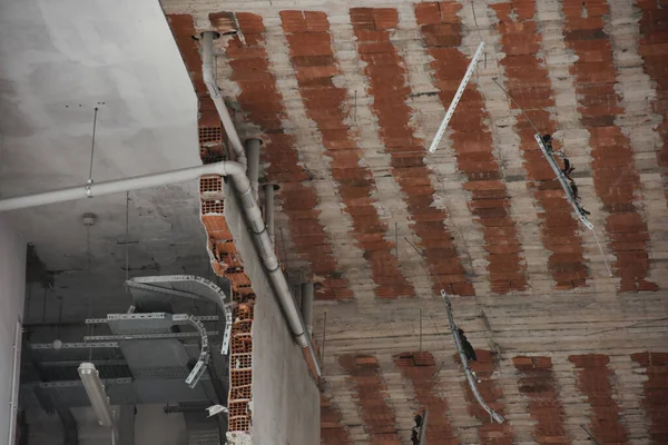 Цегляна Кімната Стіни Вигляд Стелі Зруйнованої Будівлі Електроенергією Водою Вентиляційними — стокове фото