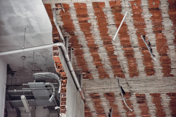 Цегляна Кімната Стіни Вигляд Стелі Зруйнованої Будівлі Електроенергією Водою Вентиляційними — стокове фото