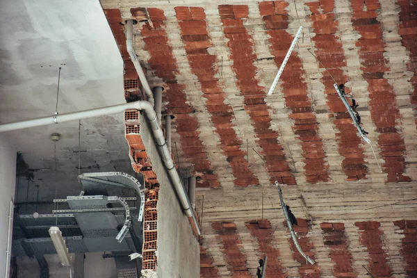 Paredes Sala Tijolos Vista Teto Edifício Demolido Com Instalações Eletricidade — Fotografia de Stock